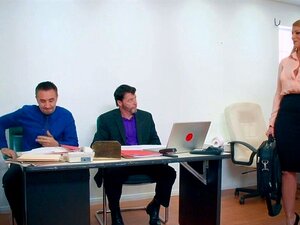 Jefa sexy con enormes tetas se folla con un empleado. La jefa de