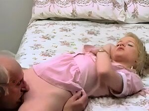 Observa cómo una linda rubia sumisa es complacida por un hombre mayor