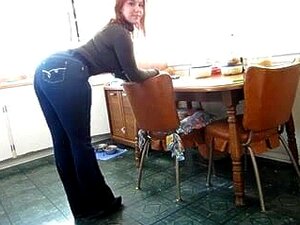 Chica blanca con un gran culo en jeans