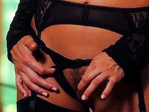 La sexy modelo morena Celeste Star se luce