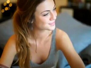 Desnúdate y azota. Chica linda se desnuda y se azota en la webcam