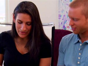 Parejas amateurs se meten en un juego de pistolas de agua donde sus