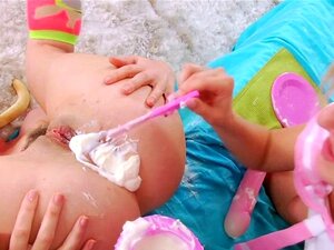 Lesbo culo al aire libre jugueteado