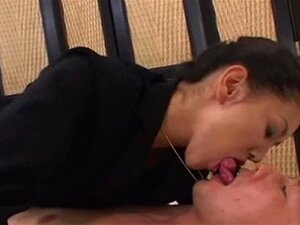 MILF asiática con grandes pezones folla