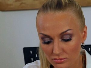 La secretaria dominante es follada antes de una cubana. La secretaria