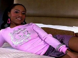 Una pequeña negra de 18 años es follada duro
