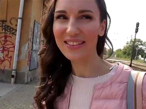 Chica delgada alta casi atrapada masturbándose en público en una
