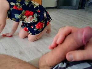 Mira cómo domino a mi madrastra, le doy lo que su marido no puede.