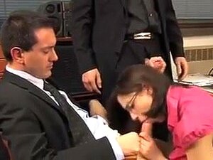 La secretaria se folla a dos. Doble penetración.,