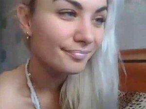 Bebé amateur de webcam follando su coño con un consolador. Bebé