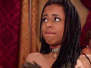 Esclavos en una orgía de bondage follados. Esclava negra en medias en