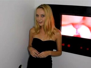 Pequeña rubia con tetas pequeñas Michelle Honeywell Glory Hole