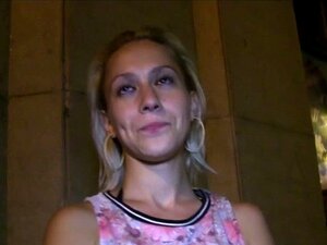 Rubia chupando una verga gorda al aire libre