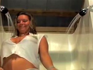 Videos sexuales públicos de coeds de 21 años mostrando desnudez,