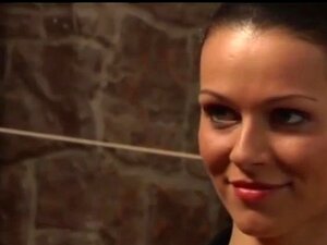 La amante comiendo la cena es adorada por los esclavos