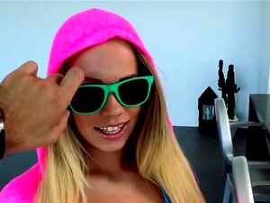 Britney es follada por una polla negra súper grande y recibe una