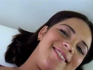 Sexy doctora lesbiana se come a su embarazada