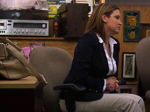 Esposa desesperada es follada en la casa de empeños por dinero. La
