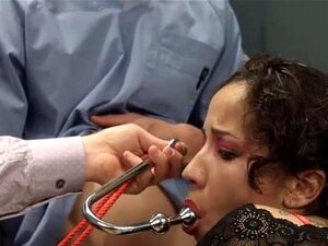 Bebé BDSM penetrada extremamente ruda con cuerdas