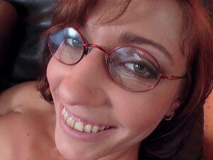 Coño de juguetes amateur europeo. Amateur europea en medias juega con