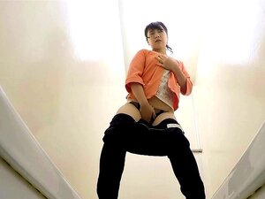 Chica japonesa mea en cámara