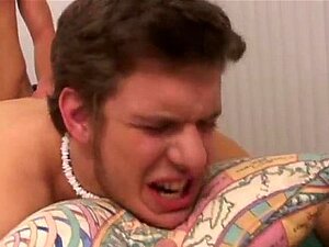 Chicos heteros desnudándose en el tubo y hombres heteros por primera