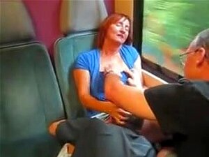 Mira cómo Lene satisface a dos chicos heterosexuales en una escena de