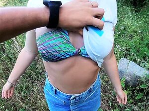 Rubia linda se desnuda y folla al aire libre - coño lleno de semen