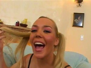La rubia hambrienta Annette Schwartz se atraganta y traga