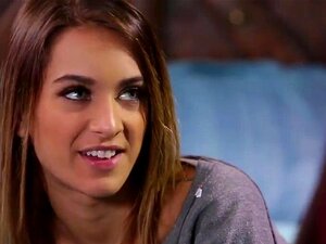 Mira a la madrastra viendo a su amiga lesbiana y a ella - ¡Mercedes