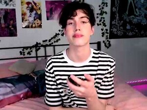 Flaco twink gay disfruta de una caliente paja en solitario en la cama