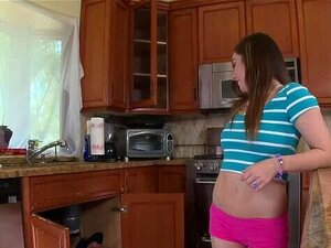 NO FOLLES A MI hijastra - Chris Strokes, el fontanero, se limpia la