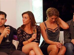 Un montón de swingers intercambian parejas y orgía en el dormitorio.