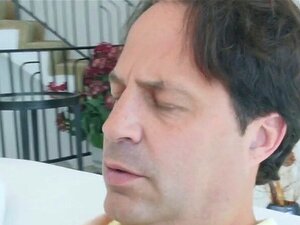 Polla dura estirando una vagina pequeña. Follando su gran polla en la