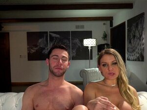 La estrella porno entrevistada muestra sus grandes tetas. La estrella