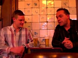 Turistas en Ámsterdam en busca de prostitutas talentosas. Turistas en