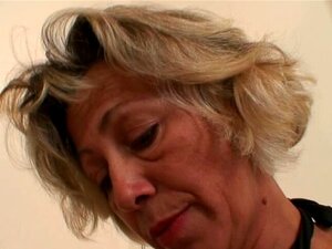 Se folla a la suegra sexy desde atrás. Se folla a la madrastra sexy