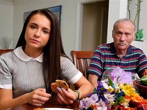 Cuando este abuelo invita a una amiga linda. Cuando este abuelo invita