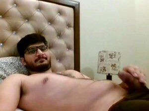 Guy lahore pakistan, tipo desi masturbándose su gran polla en cámara