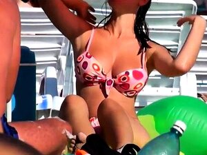 Voyeur de playa filma a una caliente morena amateur con grandes tetas