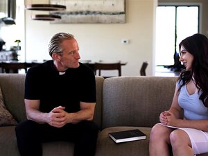 ¡El sacerdote se folla el culo a una de sus feligreses, Keira Croft,