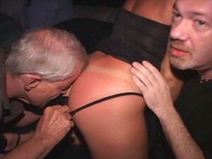 Fiesta de folladas en grupo en el teatro MILF rubio