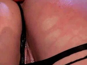 Pelirroja poniéndose ruda en el coño de una chica