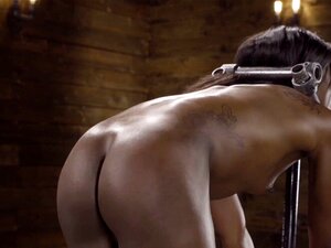 Tetas pequeñas ébano en bondage con dispositivo. La esclava ébano