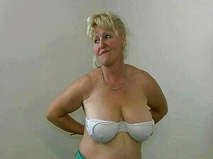 Abuela rubia con grandes tetas baila desnuda