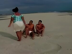 Mamá grande y real se folla a dos chicos en la playa