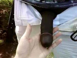 hermosa polla negra siendo chupada en el parque