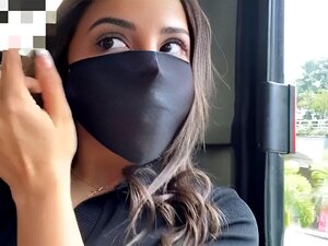 Jugando un juego arriesgado en un autobús público, ¿por qué no?