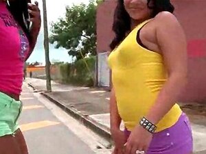 Dos chicas traviesas jugando con sus grandes culos en las calles