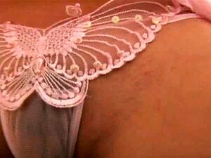 Chica amateur en pantalones sexys pajeando su polla 1